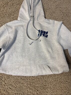 Surf Style Light Gray Cropped Hoodie